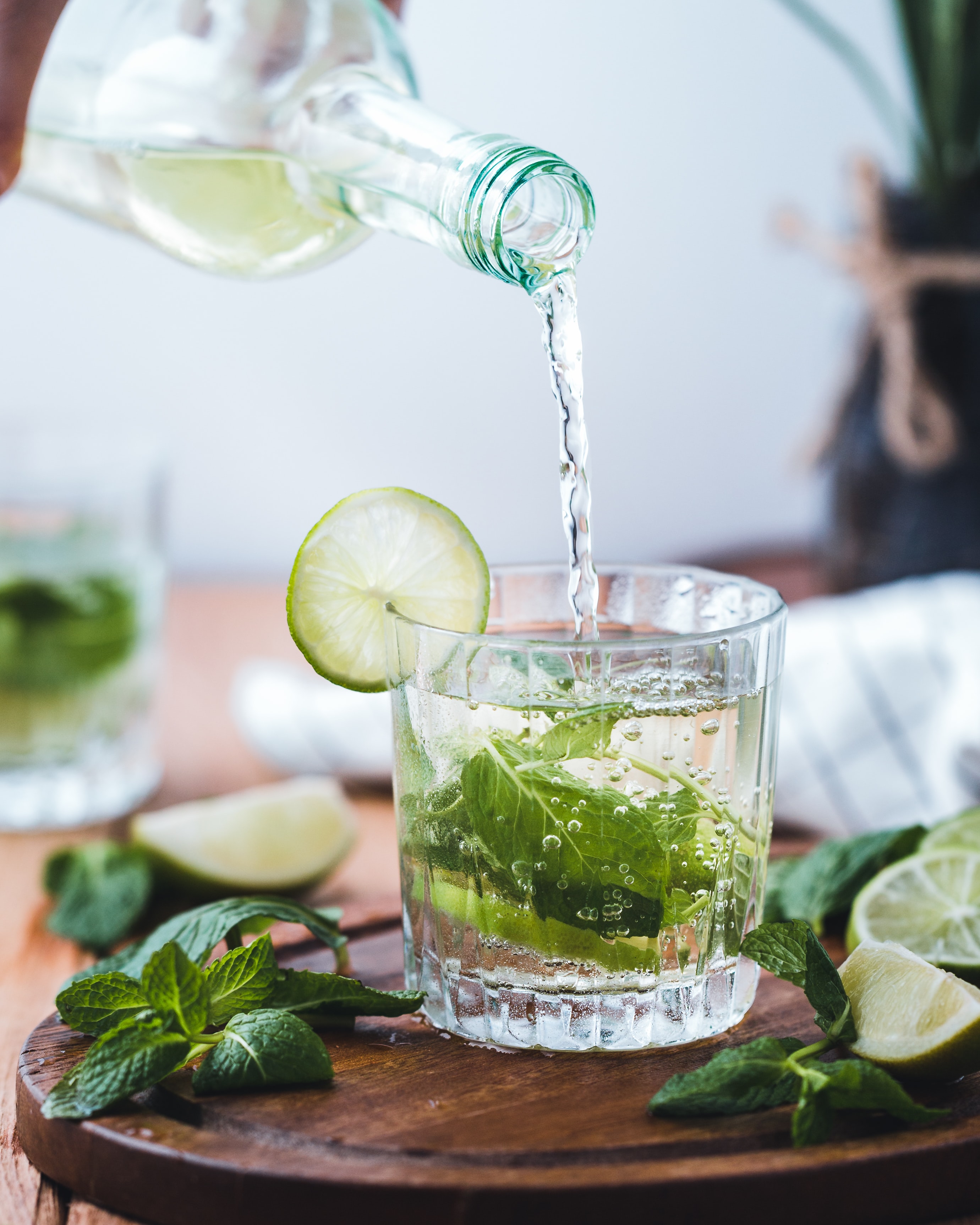 A picture of a mojito.